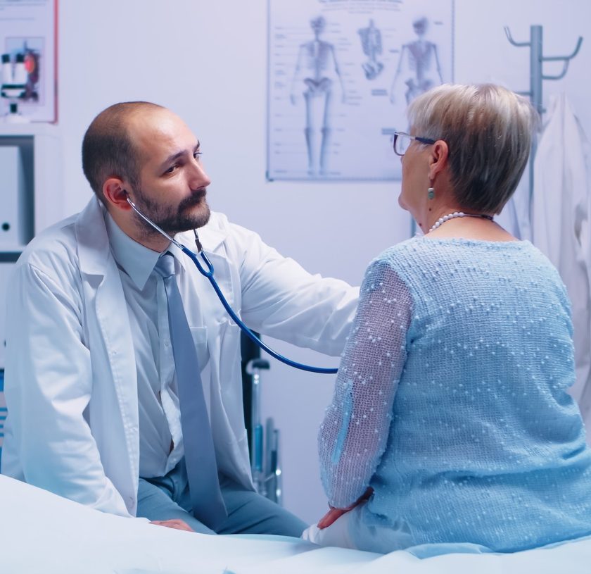 Médicos especialistas en cardiología evaluando un paciente